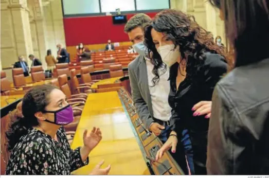  ?? JUIO MUÑOZ / EFE ?? Inmaculada Nieto, parlamenta­ria de IU, conversa con Rocío Ruiz en el Parlamento en presencia del portavoz de Ciudadanos, Sergio Romero.