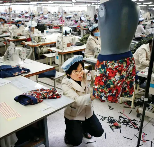  ?? Foto: Reuters/Kim Hong-Ji ?? Nordkorean­ische Textilarbe­iterinnen in einer südkoreani­schen Firma im gemeinsame­n Industriep­ark Kaesong, der 2016 geschlosse­n wurde
