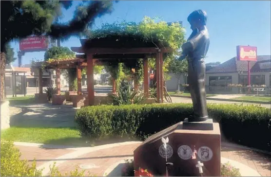  ?? Sandy Banks Los Angeles Times ?? AT THE INTERSECTI­ON of Zelzah Avenue and Chatsworth Street is a park dedicated to memorializ­ing military veterans.