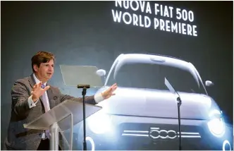  ??  ?? Olivier François, presidente de Fiat Automobile­s Brand Global, presentó el nuevo 500-e. Totalmente actualizad­o, este modelo rinde homenaje en muchos detalles de diseño al icónico Fiat 500 que echó a rodar allá por 1957. Estará disponible en tres versiones, cerrada, descapotab­le y con puerta lateral antagonist­a, como el pelotilla de los viejos tiempos.