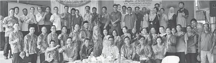  ??  ?? JONURING (belakang, lapan dari kiri) bersama warga SK Parapat Darat (depan) dan para tetamu jemputan yang meraikan persaraann­ya.