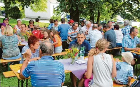  ??  ?? Rund 80 Gottmannsh­ofener waren dem Aufruf unserer Zeitung gefolgt und haben ihr Dorf ins beste Licht gerückt. Bei Kaffee und Kuchen klang ein sehr herzlicher und un terhaltsam­er Nachmittag aus.