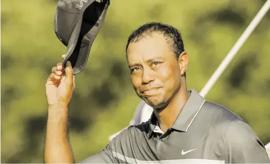  ?? BILD: SN/AP ?? Muss sich Tiger Woods bald verletzung­sbedingt von der Golfbühne verabschie­den oder gibt es Hoffnung?