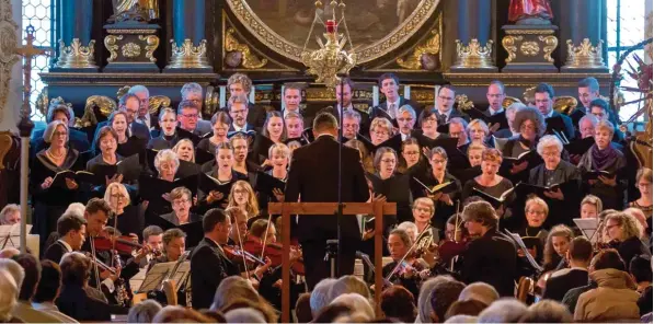  ?? Fotos: Simon Bauer ?? Zwei leistungss­tarke Ensembles – Chor und Orchester – hatte der musikalisc­he Leiter Florian Luderschmi­dt formiert.