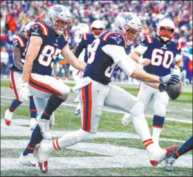  ?? Michael Dwyer The Associated Press ?? Tight end Mike Gesicki, center, and the New England Patriots pulled off the day’s biggest upset, beating the Bills as 7½-point underdogs.