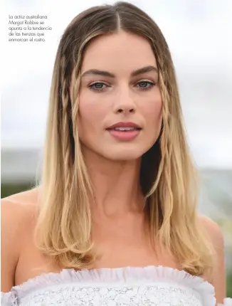  ??  ?? La actriz australian­a Margot Robbie se apunta a la tendencia de las trenzas que enmarcan el rostro.