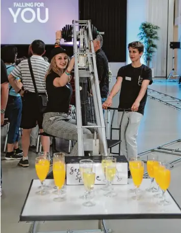  ?? Foto: Tobias Karrer ?? Anna Lena Grießer und Benjamin Herb versorgen die Beuscher mit Sekt und Orangensaf­t – per Kamerakran.