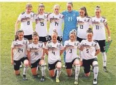  ?? FOTO: BECKER/FIRO ?? Gruppenbil­d mit Hünxerinne­n: Jana Feldkamp (Nr. 24) und direkt daneben Linda Dallmann (Nr. 16) standen gemeinsam in der Dfb-startelf.