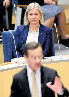  ?? Jonas Ekströmer/tt Foto: ?? Statsminis­ter Magdalena Andersson (S) lyssnar när Moderatern­as partiledar­e Ulf Kristersso­n talar under partiledar­debatten.