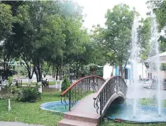  ??  ?? Una fuente de agua junto a un pequeño puente lo hacen ver como un lugar muy romántico.