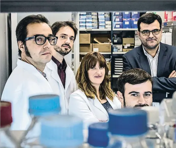  ??  ?? El equipo de investigac­ión, dirigido por Eduard Batlle (con americana oscura), ayer en el Institut de Recerca Biomèdica (IRB) de Barcelona