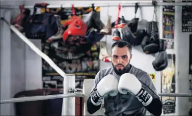  ??  ?? Jorge Fortea posa para AS antes de una sesión de guanteo en el Club de Boxeo San Cristóbal (Valencia).