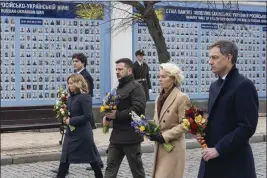  ?? UKRAINIAN PRESIDENTI­AL PRESS OFFICE VIA AP ?? From right, Belgian Prime Minister Alexander De Croo, EU Commission President Ursula von der Leyen, Ukrainian President Volodymyr Zelenskyy, Italy's Premier Giorgia Meloni, and Canadian Prime Minister Justin Trudeau on Saturday visit the Wall of Remembranc­e in Kyiv, Ukraine, to pay tribute to fallen Ukrainian soldiers.