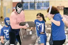  ?? JAVIER QUIROZ / LA RAZA ?? Blue Demon toma una silla prestada a la familia Rojas para golpear a sus rivales.