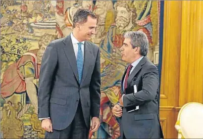  ?? JUAN CARLOS HIDALGO / EFE ?? El rey Felipe conversa con Francesc Homs antes de su entrevista en el palacio de la Zarzuela