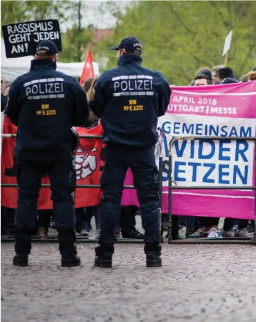  ?? Foto: dpa/Christoph Schmidt ?? Am Samstag gab es im baden-württember­gischen Waiblingen Proteste gegen den AfD-Landespart­eitag.