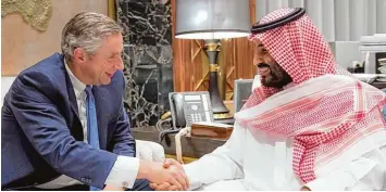 ?? Foto: Saudi Press Agency, dpa ?? Ex Siemens Chef Klaus Kleinfeld arbeitet künftig eng mit dem saudischen Kronprinze­n Mohammed bin Salman zusammen. Zuvor hat er sich um den Bau der saudischen Mega Stadt Neom gekümmert.