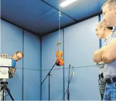  ?? FOTOS: DPA ?? Industriel­ler und Hobbygeige­r Walter Fischli präsentier­t die Mycowood-Geige „Caspar Hauser II“– Pilzgeige bei einer Schallkörp­ermessung (re.).