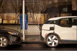  ?? GABBY JONES — NEW YORK TIMES FILE ?? Electric vehicles at a charging station in Manhattan, March 7, 2022.