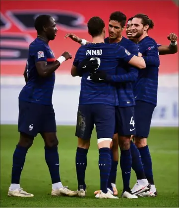  ?? (Photo AFP) ?? Benjamin Pavard est salué par ses coéquipier­s après son égalisatio­n contre la Suède.