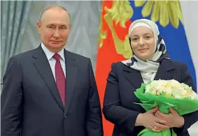  ?? ?? Onorificen­za Vladimir Putin con Medni Kadyrova, la moglie del leader ceceno Ramzan Kadyrov a cui ha conferito l’onorificen­za di «Madre Eroina»