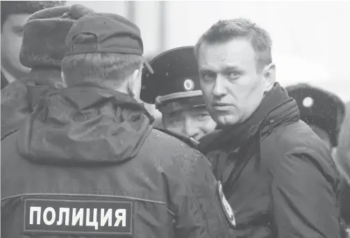  ?? Reuters — Gambar ?? NAVALNY (kanan) dieskot para pegawai polis sebaik tiba di mahkamah Tverskoi di Moscow, semalam untuk pendengara­n kesnya.