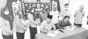  ?? ?? MOU: Majlis menandatan­gani Perjanjian Memorandum Persefaham­an (MOU) antara Nordin (Kanan) dan Marif (kiri) sambil disaksikan oleh Pegawai SIP+ dan guru besar.
