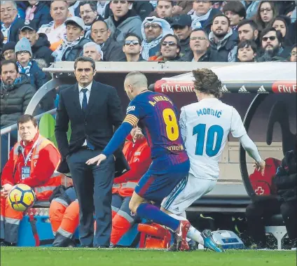  ?? FOTO: PEP MORATA ?? Valverde observa una pugna entre Iniesta y Modric El manchego jugó, un año más, un partido colosal en el Bernabeu