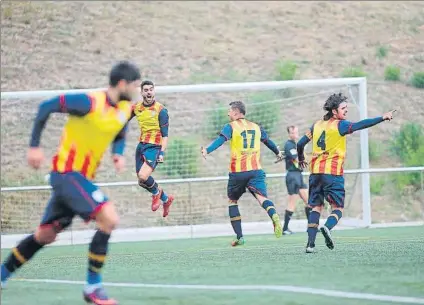  ?? FOTO: ÄLEX GALLARDO ?? Salto de alegría Aitor Lario celebra el gol del empate junto al capitán David Cárdenas, Álex Cano y Òscar Muñoz