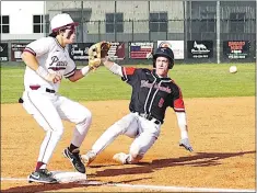  ?? Randy Moll/Westside Eagle Observer ?? Gentry third baseman Drew Nash waits for the throw as a Pea Ridge runner starts to slide during play between Gentry and Pea Ridge at Gentry High School on April 16.