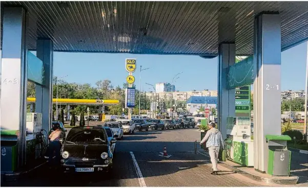  ?? Foto: Dmytro Durnjew ?? Wer in der Ukraine gerade tanken möchte, muss Zeit mitbringen. Warteschla­ngen wie an dieser Kiewer Tankstelle sind normal, weil Benzin Mangelware ist.