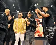  ??  ?? Danny Daniel y Grupo Kvrass compartier­on tarima en una reñida disputa por el premio aplausos.