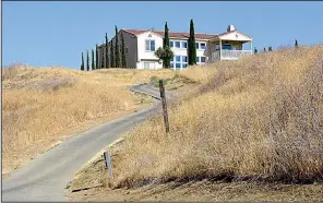  ?? Sacramento Bee/JOAN BARNETT ?? Dry grass surrounds a home in the Diablo Grande gated community west of Patterson, Calif., earlier this month.