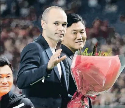  ?? AFP PHOTO ?? Andrés Iniesta ha fichado por el club de fútbol de la ciudad natal de Mickey Mikitani, el dueño de Rakuten. Este empresario de éxito tiene 14.000 empleados y factura 7.000 millones anuales. Según la revista ‘Forbes’, Mikitani tiene una fortuna personal...