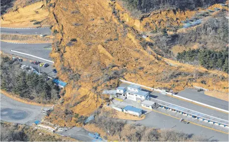  ?? FOTO: DPA ?? Gewaltige Kräfte: Das Beben setzte Erdmassen in Bewegung, wie hier auf einer Straße bei der Stadt Nihonmatsu.