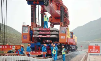  ?? LI MING / FOR CHINA DAILY ?? China Railway workers construct the China-Laos railway in Yuxi, Yunnan province.