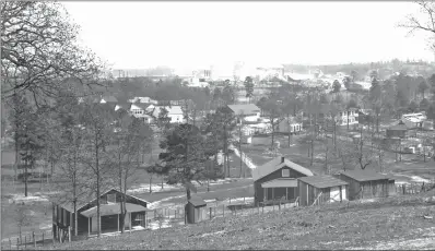  ?? Special to The Saline Courier ?? Town of Bauxite is viewed from Sand Hill in 1924.