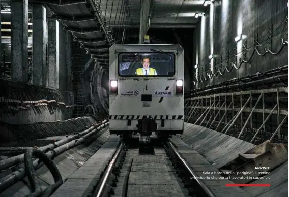  ??  ?? ARRIVO! Sala a bordo della “parigina”, il trenino provvisori­o che porta i lavoratori in superficie