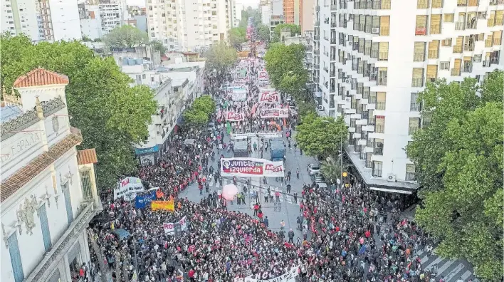  ?? RAFAEL MARIO QUINTEROS ?? Ciudad revolucion­ada. Según los organizado­res, hubo 200 mil personas. Fue en el marco del 34° Encuentro Nacional de Mujeres, que hoy tendrá su acto de cierre.