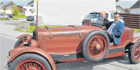  ?? FOTOS: WALTRAUD WOLF ?? Ein seltenes Fahrerlebn­is wurde Landesmini­ster Peter Hauk zuteil: eine Fahrt mit Roland Herrmann im Hupmobile, Baujahr 1929.