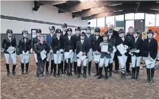  ?? FOTO: SCHLEIFER ?? Geschafft: 17 Reiter machten auf der Reitanlage des RV Torfgrafen Bergerhof ihr Reitabzeic­hen. Dafür hatten sie wochenlang trainiert.