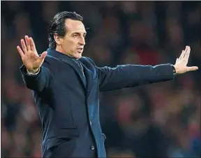  ??  ?? Unai Emery aime partager sa passion pour le football avec ses joueurs.