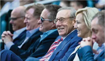  ?? MATIAS J. OCNER mocner@miamiheral­d.com ?? Stephen Ross, center, attends the Don Shula Celebratio­n of Life event hosted by the Miami Dolphins at Hard Rock Stadium on Oct. 2.