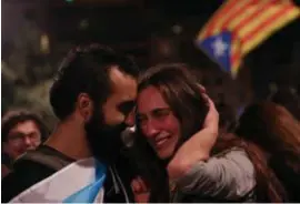  ?? FOTO AP ?? In Barcelona reageerden voorstande­rs van de Catalaanse onafhankel­ijkheid dolgelukki­g na de speech van Puigdemont.