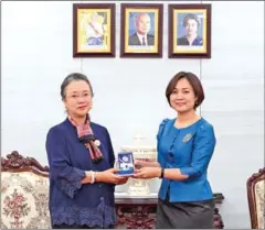  ?? SEREY FB ?? Central bank governor Chea Serey (right) meets with Armida Salsiah Alisjahban­a, executive secretary of UN-ESCAP, on January 22.