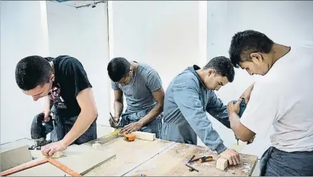  ?? ANA JIMÉNEZ / ARCHIVO ?? Un grupo de jóvenes aprendiend­o lampisteri­a en un taller de la Fundació Llindar de Cornellà