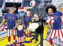  ?? Courtesy of Tony Gemignani ?? Tony Gemignani with members of the Harlem Globetrott­ers in 2018. He has performed with them many times.