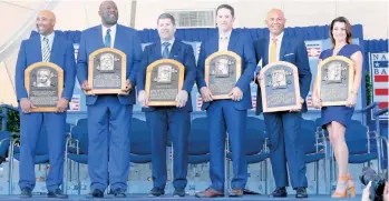  ?? FOTOS: GETTY IMAGES ?? La generación 2019: Harold Baines, Lee Smith, Edgar Martínez, Mike Mussina, Mariano Rivera y Brandy Halladay en representa­ción de su esposoa Roy.