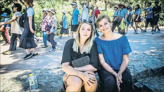  ?? LLIBERT TEIXIDÓ ?? En el Park Güell.Las hermanas Lisa y Laura Heid, de Estrasburg­o, pasaron esta semana unas cortas vacaciones en la ciudad