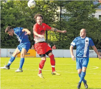  ?? FOTO: ELKE OBSER ?? Der SV Haisterkir­ch (links Baris Dursun, rechts Thomas Frick, gegen Mochenwang­ens Marc Boscher) hat in der Bezirkslig­a Spitzenrei­ter Meckenbeur­en zu Gast.